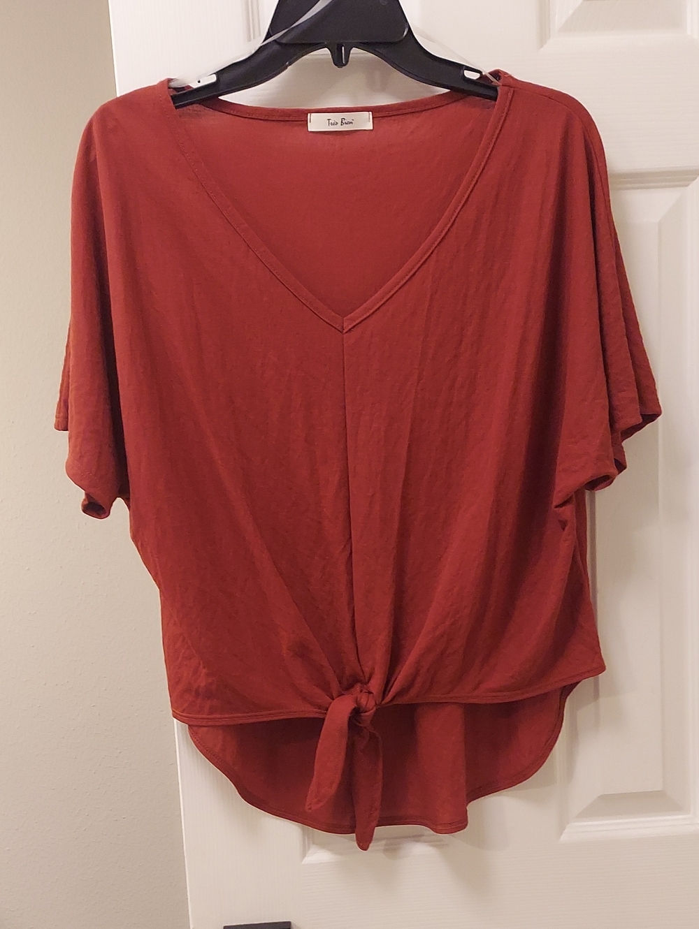 Tres Bien Women's Rust Short-Sleeve V-Neck Tie-Front Top